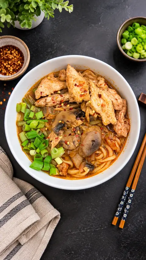 Spicy Chicken Ramen Noodles with Mushrooms